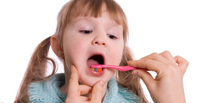 歯に残る食べかすを取り除く