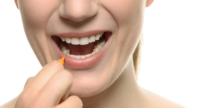 歯間がスッキリ! 歯間ブラシと糸ようじの正しい使い方