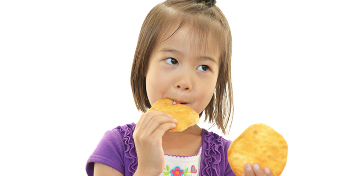 硬いものを食べると歯並びが良くなる? 歯並びは治る?