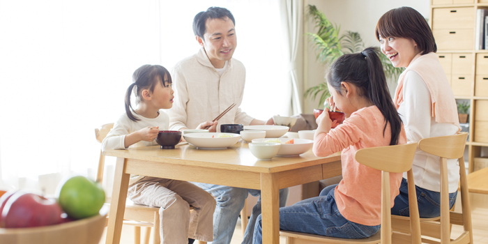 食事中の姿勢が歯並びに影響する? 成長に合わせた座り方の工夫を紹介