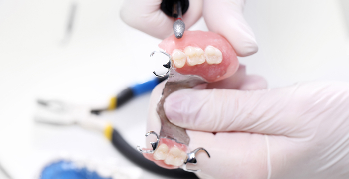 入れ歯はどのような歴史をたどり今に至るのか