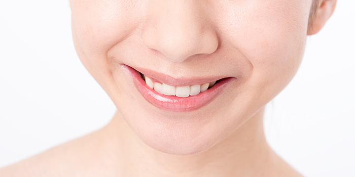 前歯の歯並びの悪さが気になる……見た目を損ねない矯正治療とは?