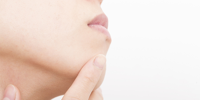 前歯の歯並びの悪さが気になる……見た目を損ねない矯正治療とは?