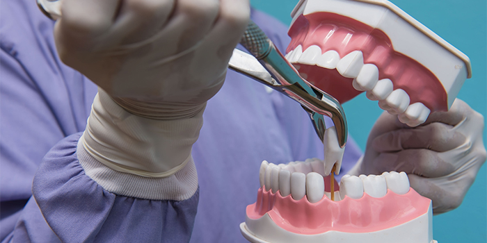 前歯の歯並びの悪さが気になる……見た目を損ねない矯正治療とは?