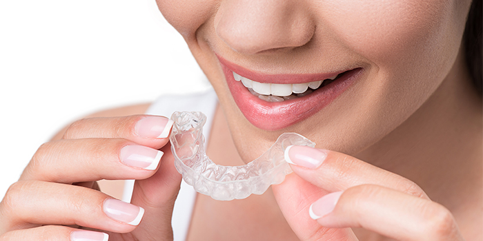 前歯の歯並びの悪さが気になる……見た目を損ねない矯正治療とは?