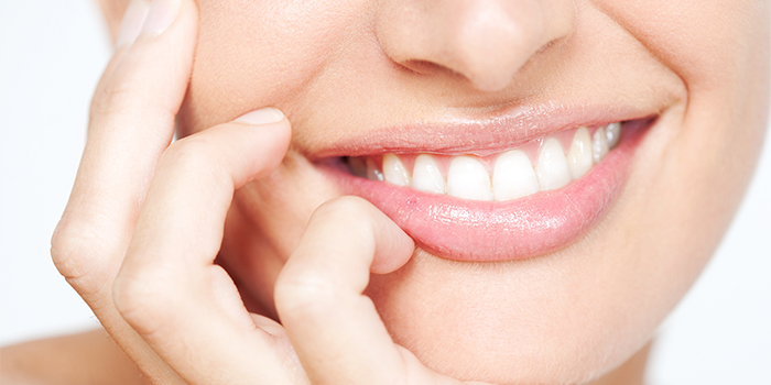 「歯列矯正」と「差し歯」歯並びを治すならどっちが良いの?