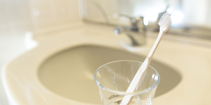 歯が抜け、脳の認知機能にも影響を与える歯周病とは