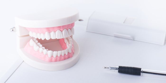 歯が抜け、脳の認知機能にも影響を与える歯周病とは