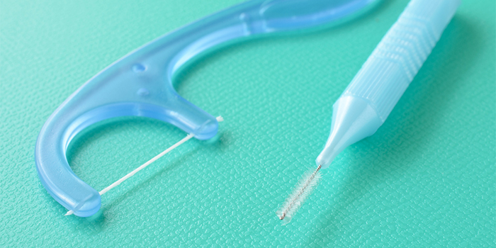 デンタルフロス・歯間ブラシを使う