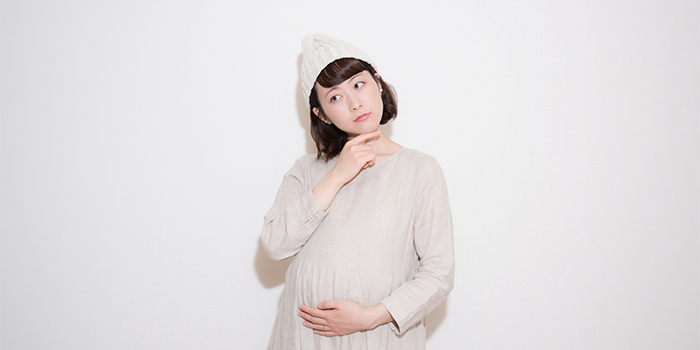 考える妊婦