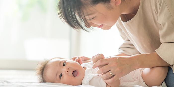 赤ちゃんの世話をする女性