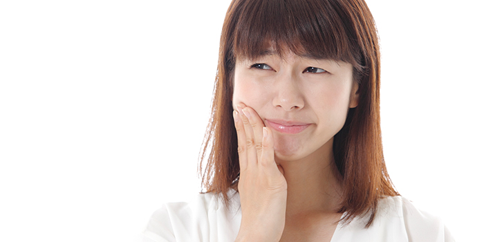 口元押さえる女性