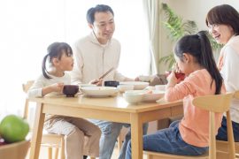 食事中の姿勢が歯並びに影響する？　成長に合わせた座り方の工夫を紹介
