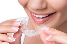 前歯の歯並びの悪さが気になる……見た目を損ねない矯正治療とは？